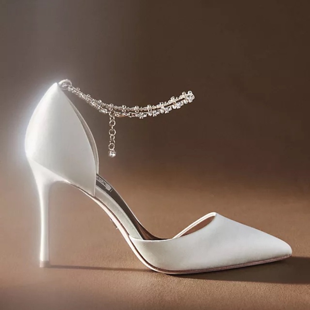 Badgley Mischka Tierra Satin Heels in size 7.5 U.S.
